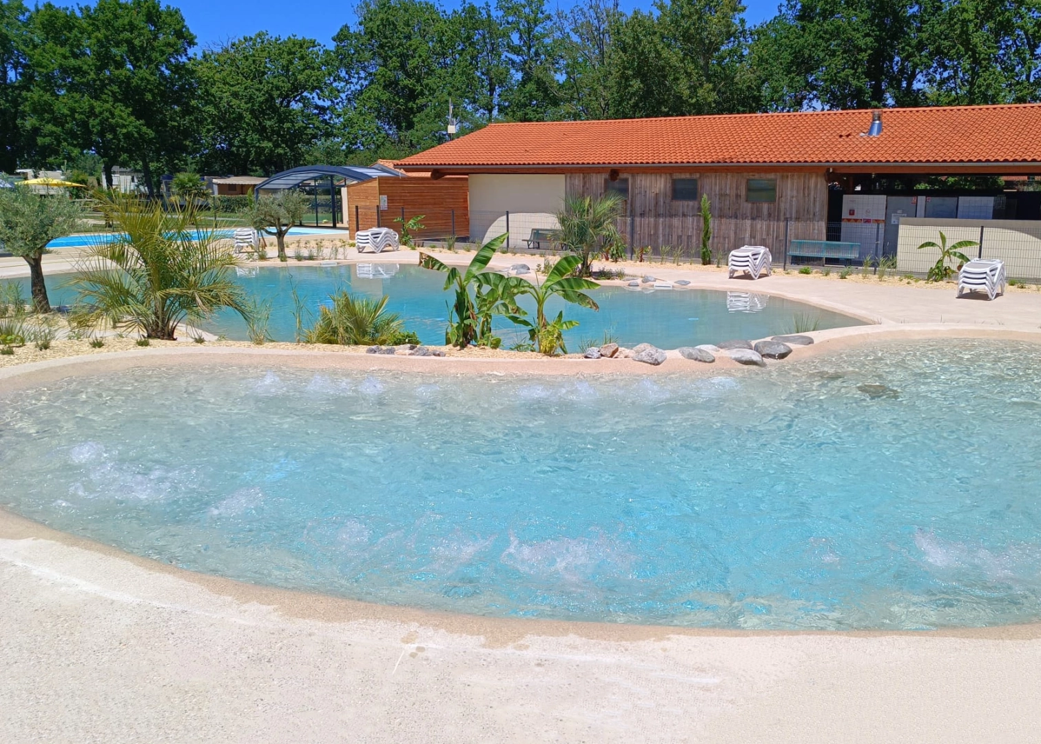Piscine lagon publique pour hôtels, campings, gîtes et collectivités 